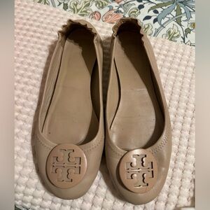 - Tory Burch Minnie leather ballet flat size 8. Color sand.